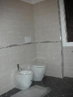 bagno ristrutturato con sanitari a filo parete